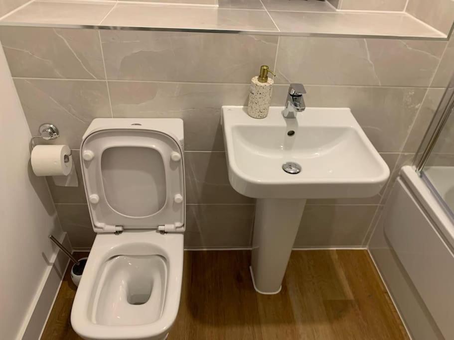 Brand New Entire 4 Bed House Multiple Free Parking Early Check-In Late Check- Out Allowed South Ockendon Exterior photo